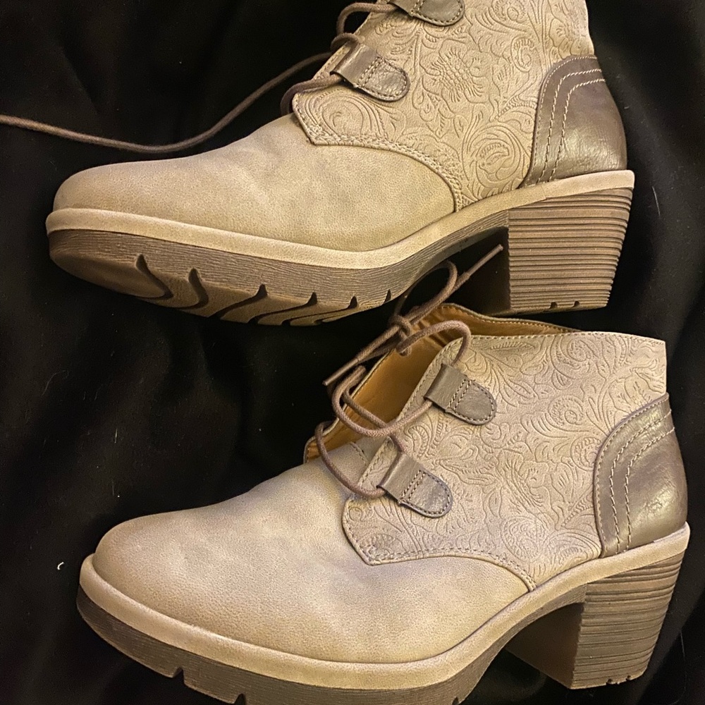 Euro soft Size 9 Bootie